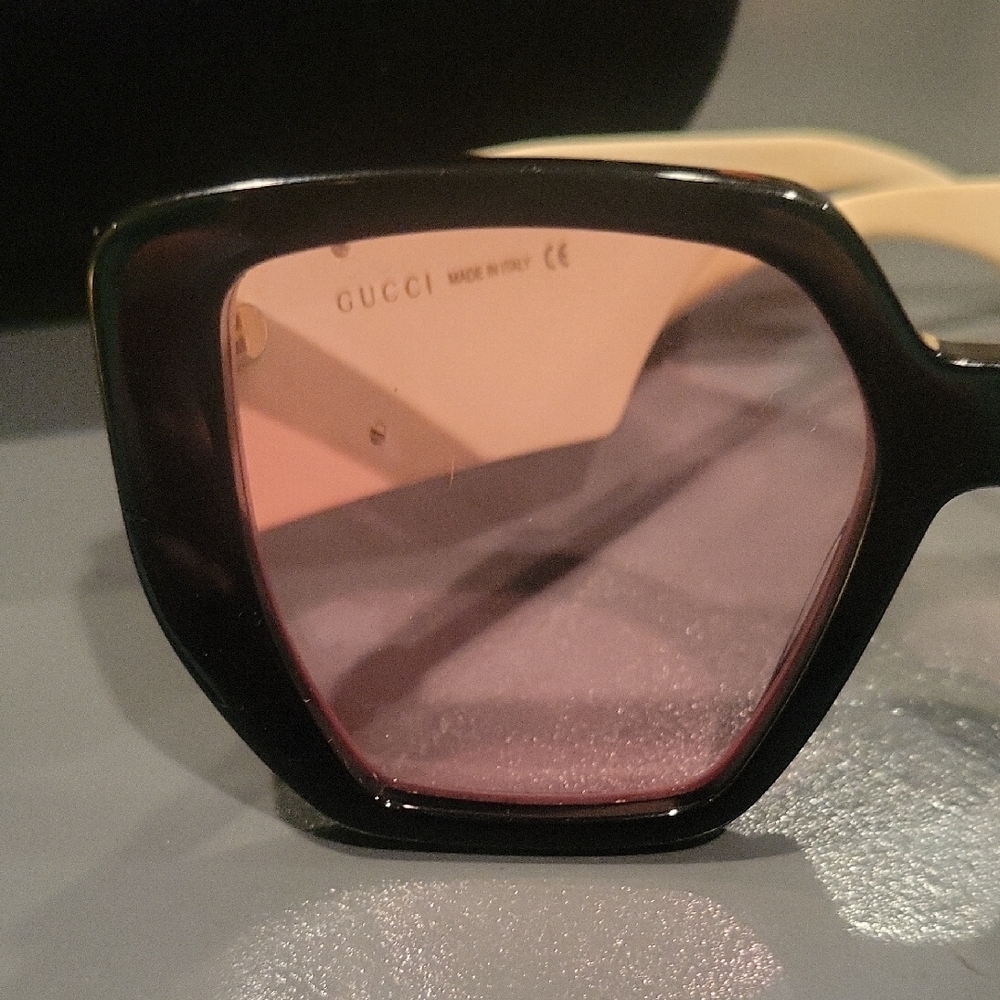 Gucci Black and Cream Bold Frame Sunglasses - Picture 4 of 5